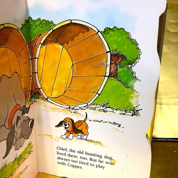 WALT DISNEY PRODUCTIONS 1981 THE FOX AND THE HOUND FINDS A FRIEND BOARD BOOK - Picture 8 of 15